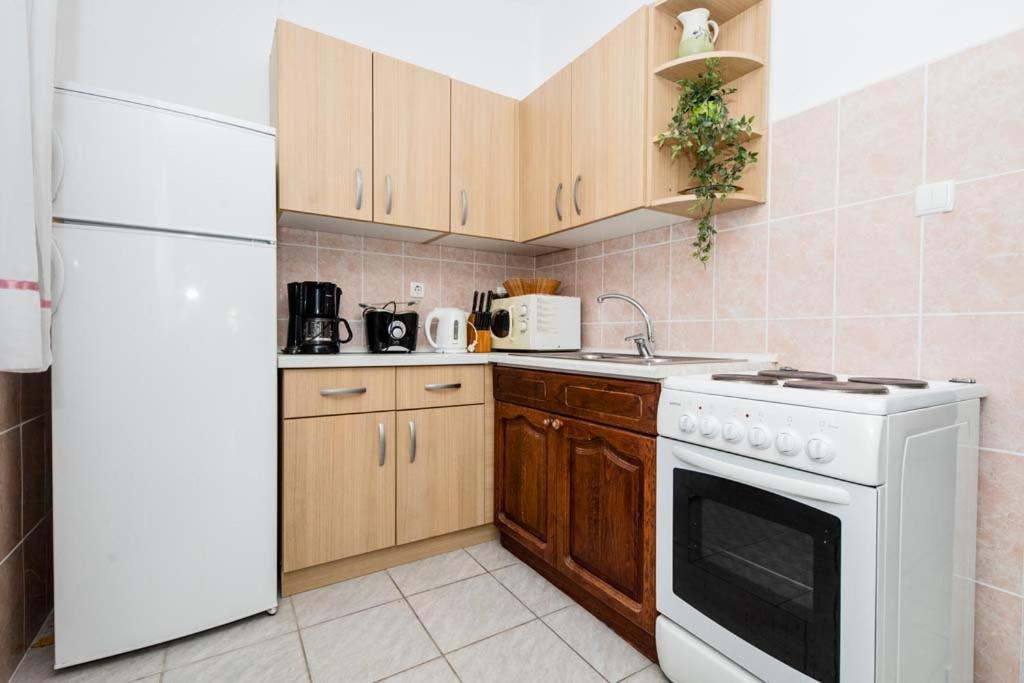 Apartmani Luka Banjol Exterior photo