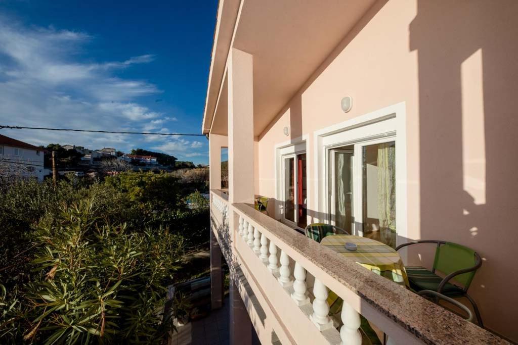 Apartmani Luka Banjol Exterior photo
