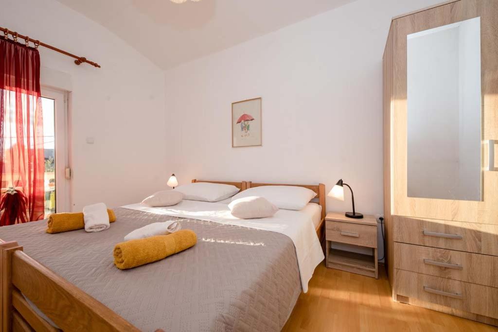 Apartmani Luka Banjol Exterior photo