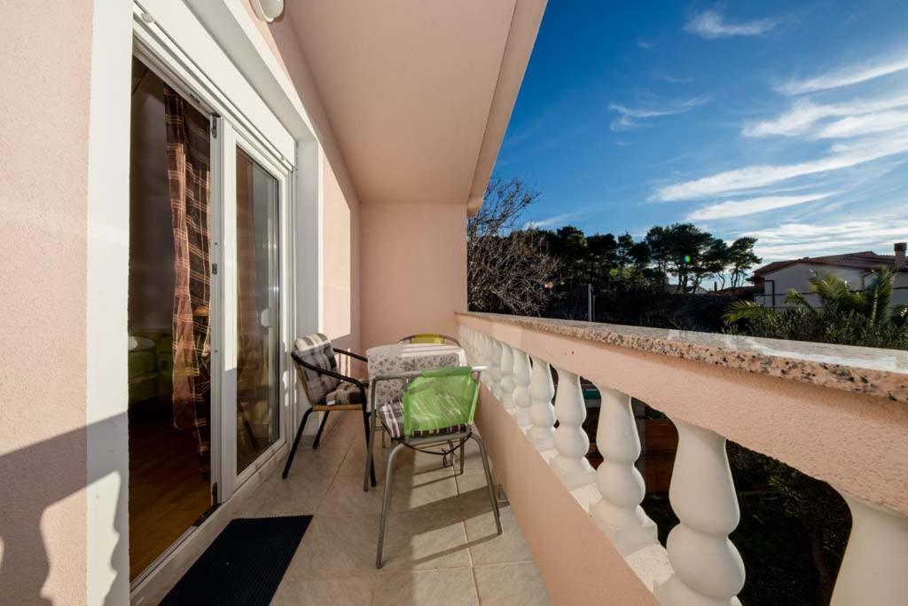 Apartmani Luka Banjol Exterior photo