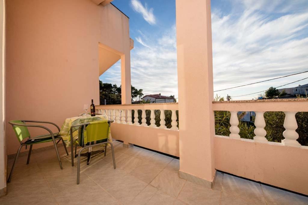 Apartmani Luka Banjol Exterior photo