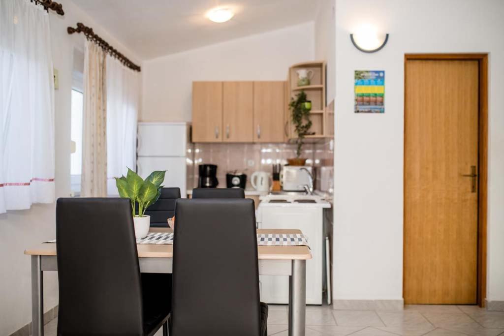 Apartmani Luka Banjol Exterior photo